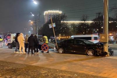 На площади Ленина в Рязани Chevrolet Сruze врезался в столб