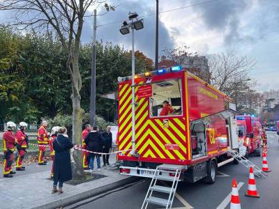 Сотня пожарных борется с огнем в многоэтажном здании в Париже