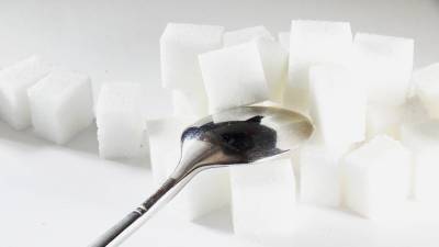 Кардиолог Карамнова предупредила об опасности чрезмерного употребления сахара
