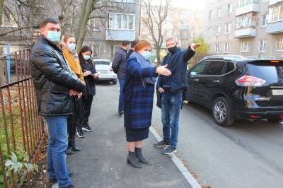 Елена Сорокина проверила благоустройство рядом с рязанской школой №43