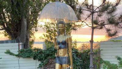 В Севастополе фонтан в виде статуи девушки сочли вульгарным и демонтировали