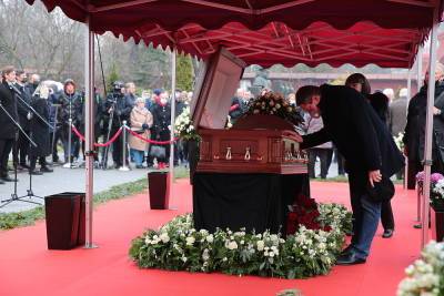 Невтішну вдову тримали за руки: на похорон диктора Ігоря Кириллова не приїхали його дочка та онуки