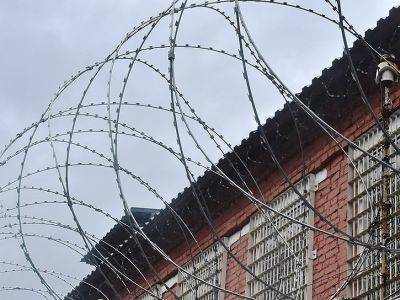 В Новочеркасске двое заключенных забрались на крышу колонии и подожгли себя