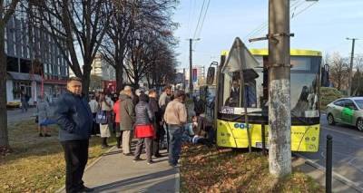 В центре Львова за рулем умер водитель автобуса, машина врезалась в опору