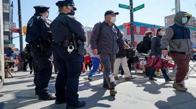 В Нью-Йорке отстранили от службы тысячи невакцинированных полицейских и пожарных