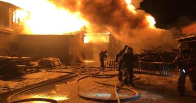 Кровля цеха обрушилась из-за пожара в Екатеринбурге