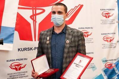 Врач-реаниматолог Курской ОМКБ Вячеслав Белых получил медаль за донорство
