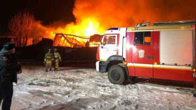 В Екатеринбурге ликвидировали открытое горение в цехе деревообработки