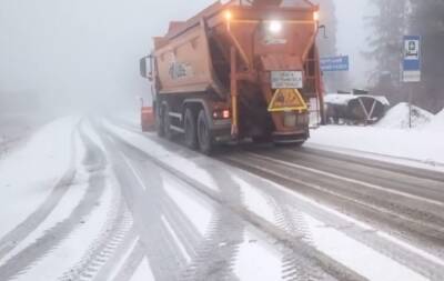 Украину продолжает засыпать снегом: на дороги вышла спецтехника, появился список спасительных телефонов