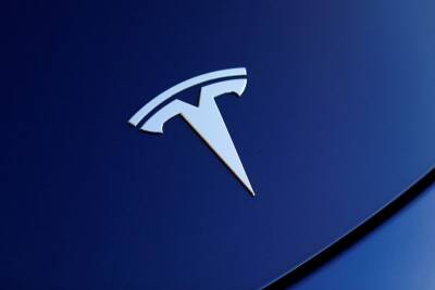 Водители Tesla не смогли разблокировать свои авто из-за серверного сбоя