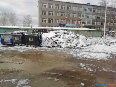 Двор на Ленина встречает зиму с грязью и горой мусора