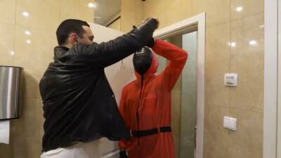 Водоканал Петербурга снял ролик о туалетах в стиле сериала «Игра в кальмара»