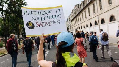 Париж ввел комендантский час из-за протестов на Гваделупе