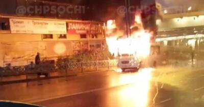 Пассажирский автобус сгорел в центре Сочи