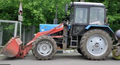 В Харькове трактор на ходу «потерял» колесо, но водитель не растерялся: появилось эпичное видео