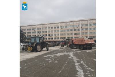 Улицы и площади Йошкар-Олы очищаются от снега круглые сутки