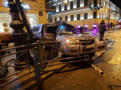 В Петербурге автомобиль после ДТП выехал на тротуар и сбил нескольких пешеходов