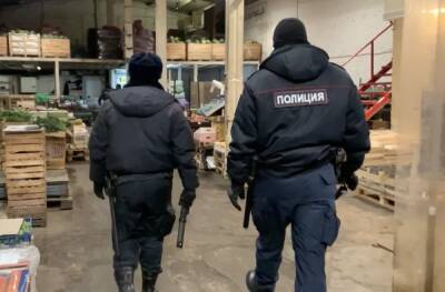 Полицейские увезли с овощной базы на Софийской 78 мигрантов
