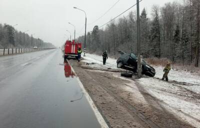 Автомобиль на летней резине врезался в столб в Тверской области