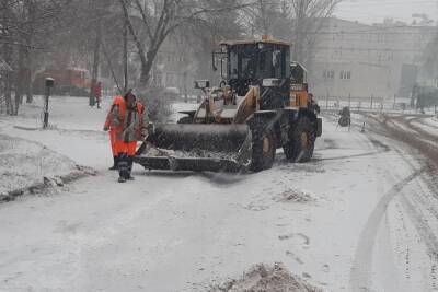 В Тамбове расчищают улицы и тротуары после снегопада