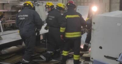 На заводе в Киеве многотонный станок упал на рабочих: тела доставали с помощью спецсредств