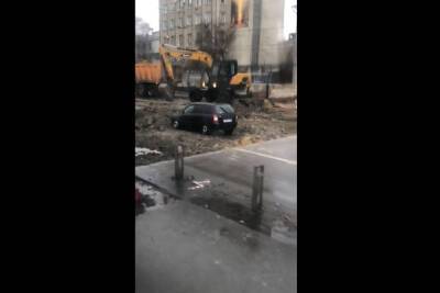 Воронежский автомобилист загадочно попал в яму от дорожных работ