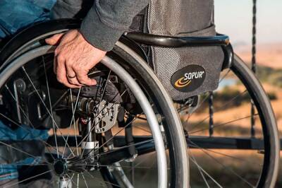 В Оренбуржье инвалид-колясочник на четвереньках полз к врачу