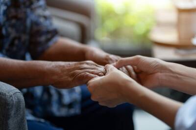 Исследование: Бабушки более эмоционально реагируют на внуков, чем на своих детей