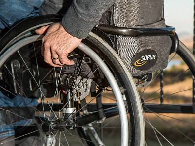 В Оренбуржье инвалид-колясочник полз на прием на четвереньках (видео)