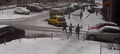 Трое подростков попали под колеса машины в Петрозаводске (ВИДЕО)