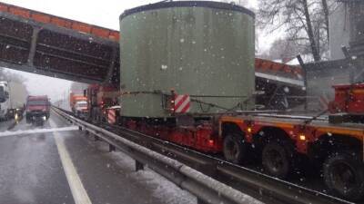 В Лакинске грузовик снес надземный переход: часть трассы "Волга" перекрыта