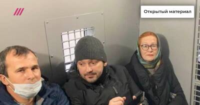 На Пушкинской площади задержали 12 человек за пикеты в поддержку «Мемориала» и Навального. Прямое включение из автозака