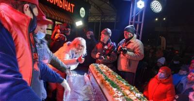 В Харькове изготовили рекордный для Украины хот-дог длиной 216 см (видео)
