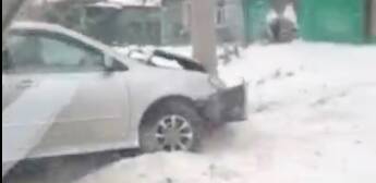 В Новосибирске Toyota вылетела на встречную полосу и врезалась в столб