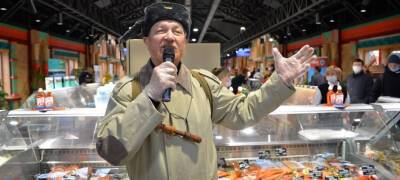 «Кузьмич» из культового фильма зазывает покупателей в карельский павильон на ярмарке в Москве