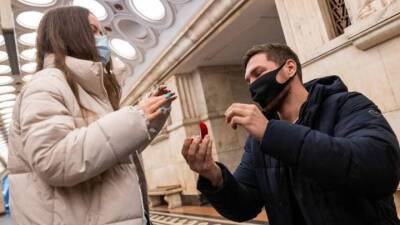 Заступившийся за девушку в метро Роман Ковалев сделал предложение своей девушке