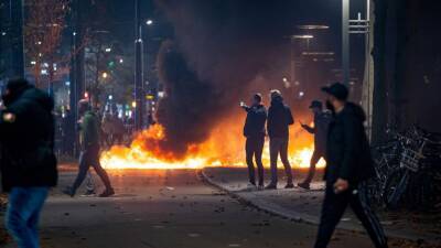 Сотрудники полиции Нидерландов открыли огонь во время разгона беспорядков в Роттердаме