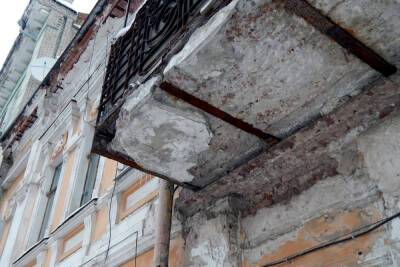 «Теперь точно не обвалятся»: петербуржцы обсуждают «укрепленные» жердями балконы