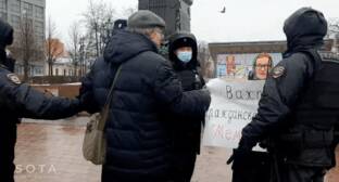 Двенадцать человек задержаны на московских акциях в поддержку "Мемориала"*