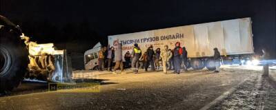 В НСО на трассе «Новосибирск – Омск» развернувшаяся фура спровоцировала длинную пробку