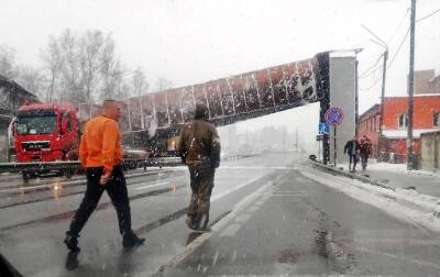 Грузовик снёс 12-тонный пешеходный мост под Владимиром