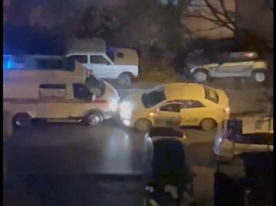 Противостояние таксиста и водителя Скорой помощи сняли на видео в Ростове