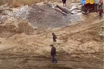В Череповце ребенок увяз в грязи по дороге из школы