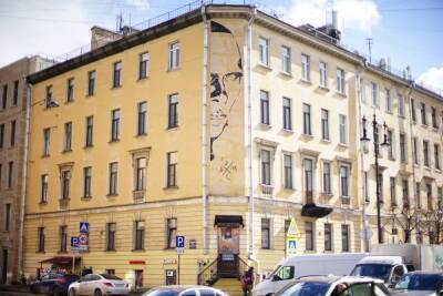Флэшмоб в защиту граффити с Хармсом проходит в Петербурге