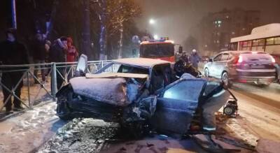 ДТП в Чебоксарах: водителя "Приоры" зажало в машине