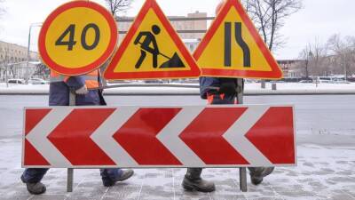 Мужчина за рулем Lada Kalina провалился в дорожную яму возле мехзавода в Воронеже