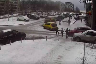 Дети выбежали под колеса автомобиля в Петрозаводске