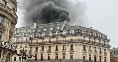 В центре Парижа вспыхнул пожар в историческом здании (фото, видео)