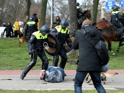 В Нидерландах протест против COVID-ограничений перерос в беспредел