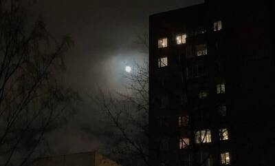 Волнующая души Луна смотрит из космоса на ночной Петербург
